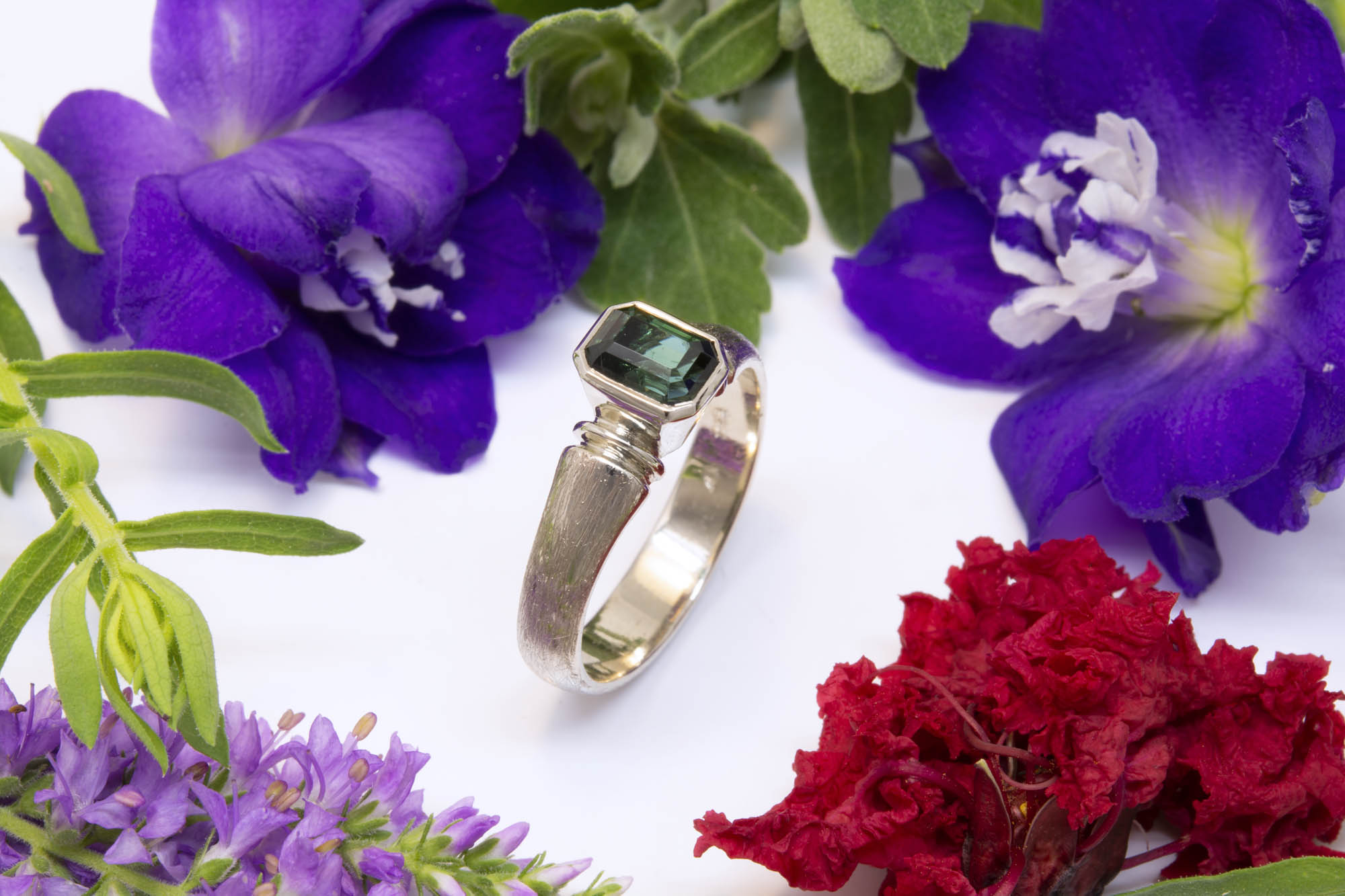Green Tourmaline Ring in 18K White Gold - Image 4
