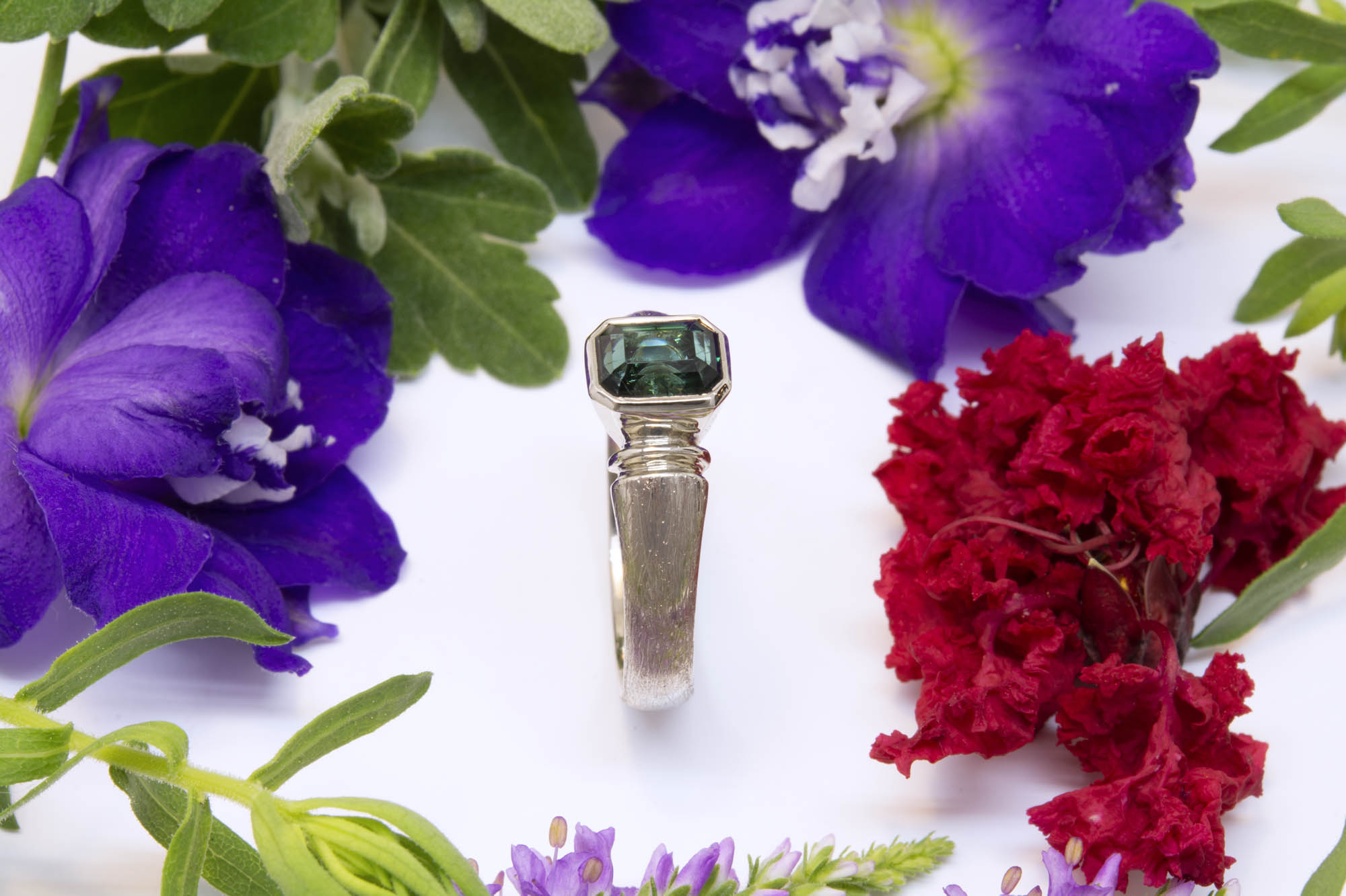 Green Tourmaline Ring in 18K White Gold - Image 5