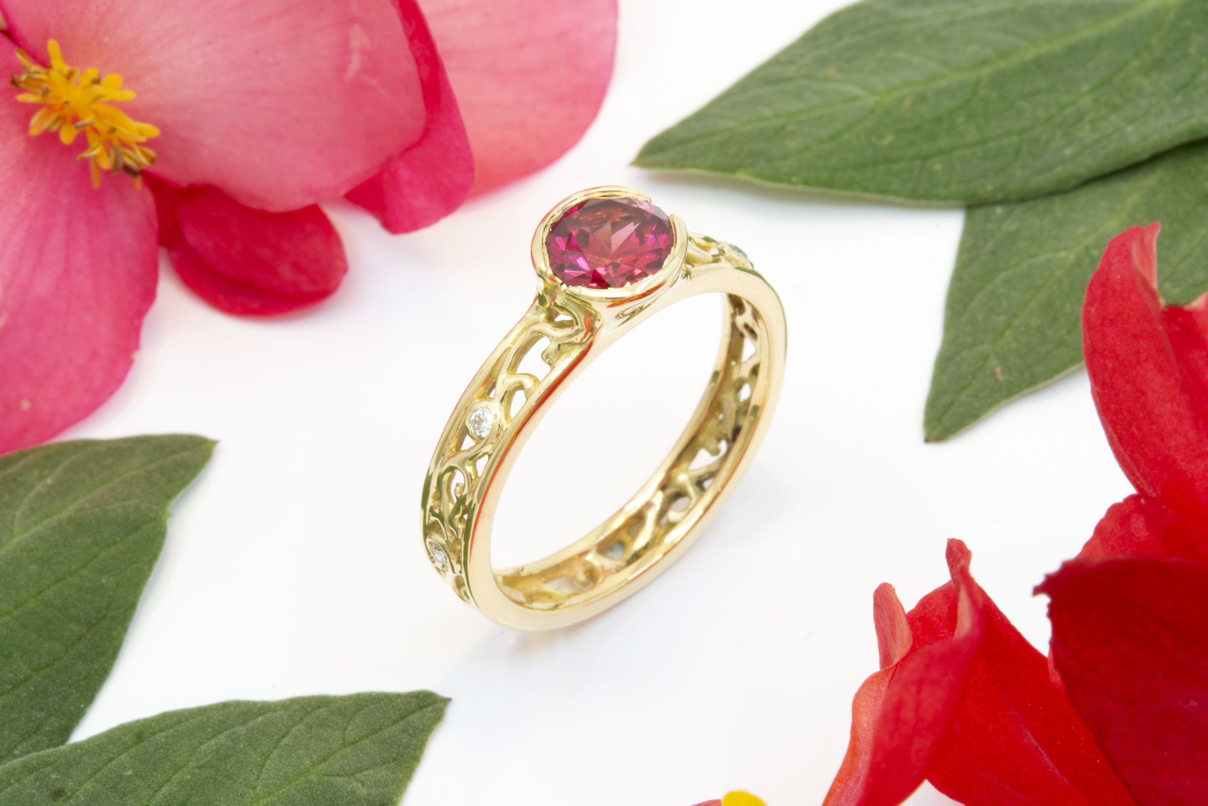 0.85ct Ruby in Open Filigree Ring - Image 3