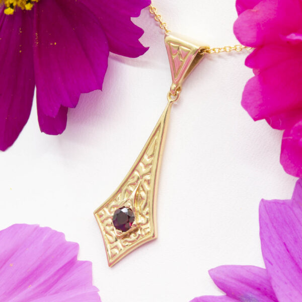 Deco Pendant with 3mm Pyrope Garnet in 18K Gold