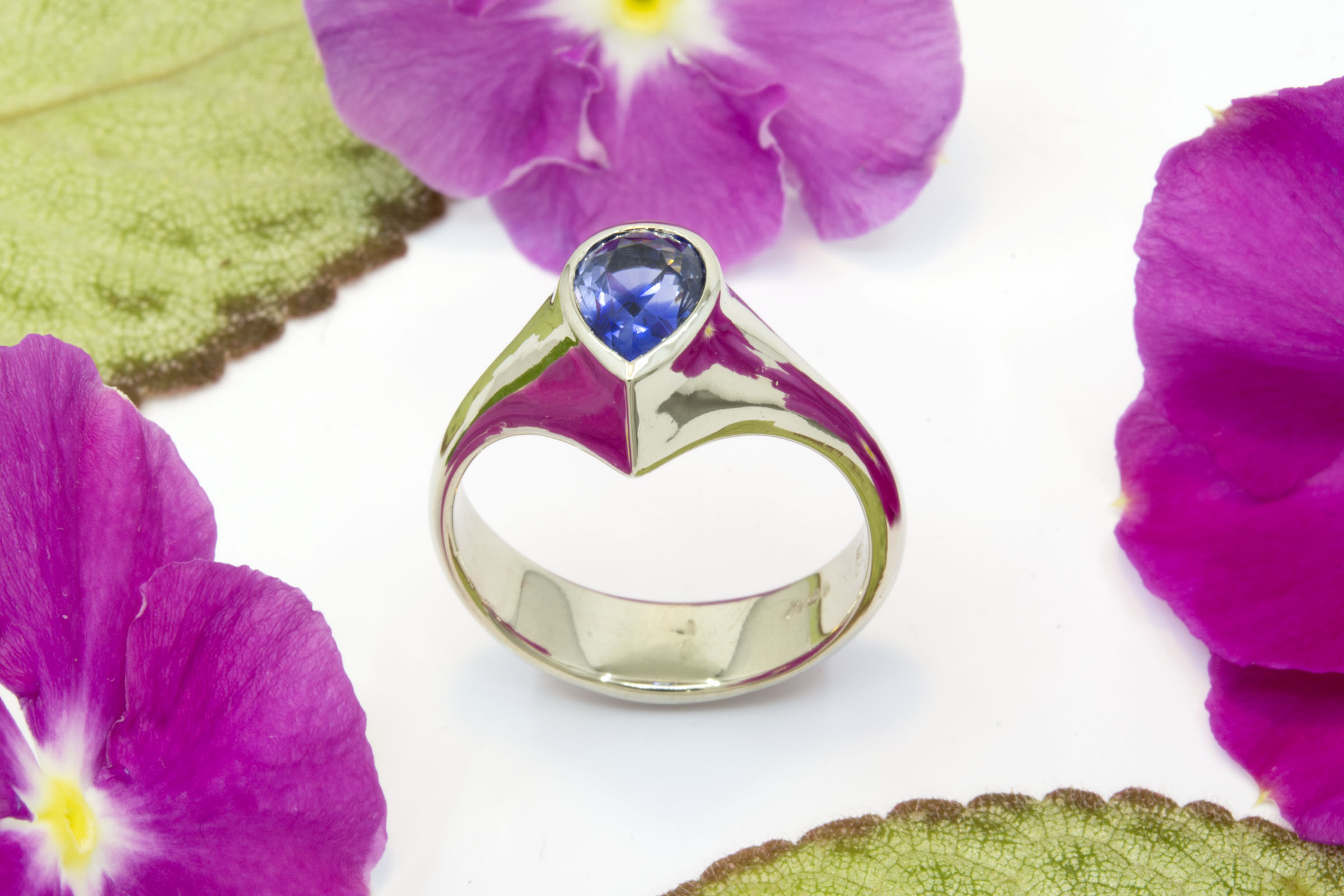 1.54ct Pear-Shape Sapphire Ring in 18K White Gold - Image 3