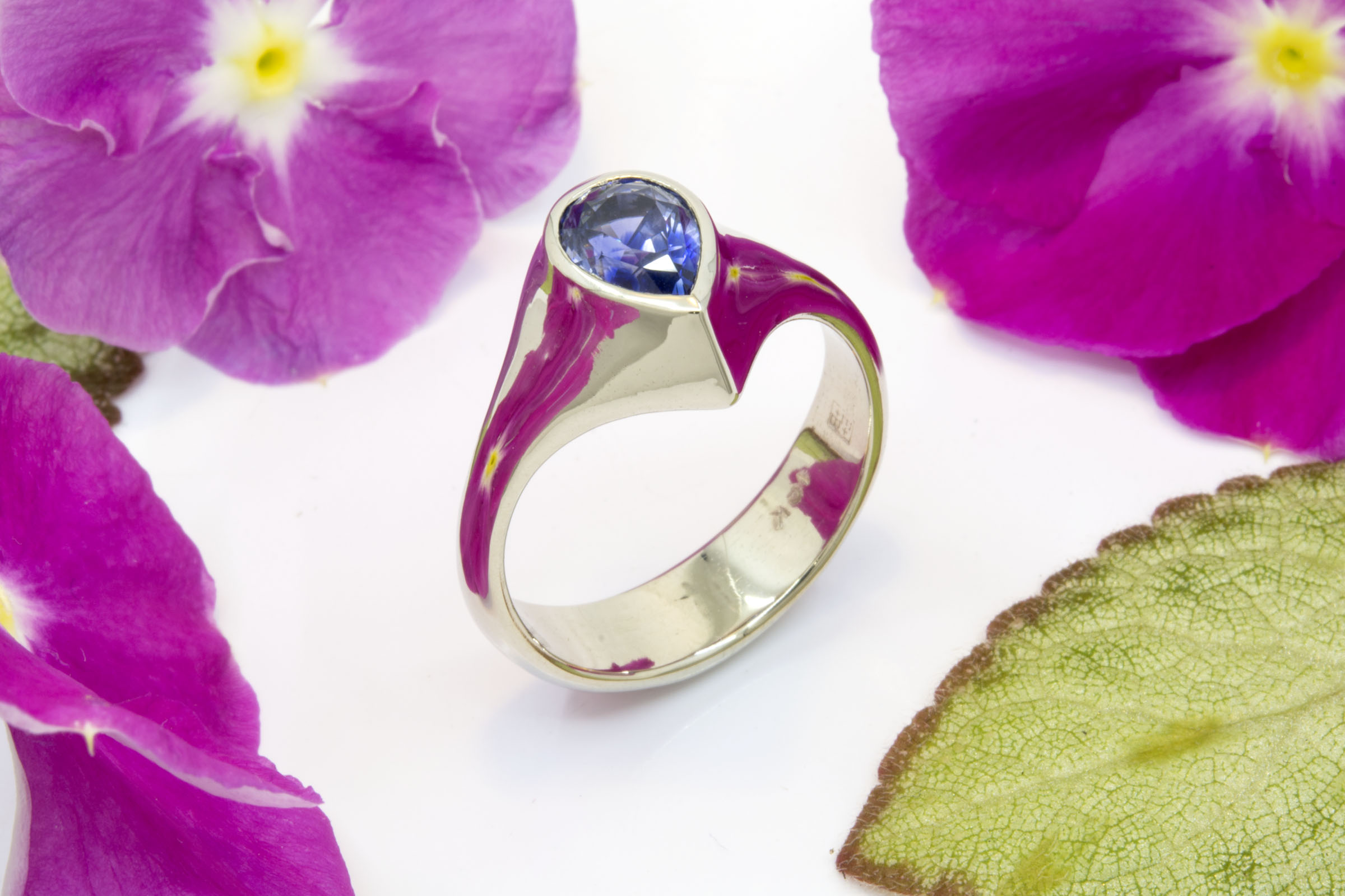 1.54ct Pear-Shape Sapphire Ring in 18K White Gold - Image 4