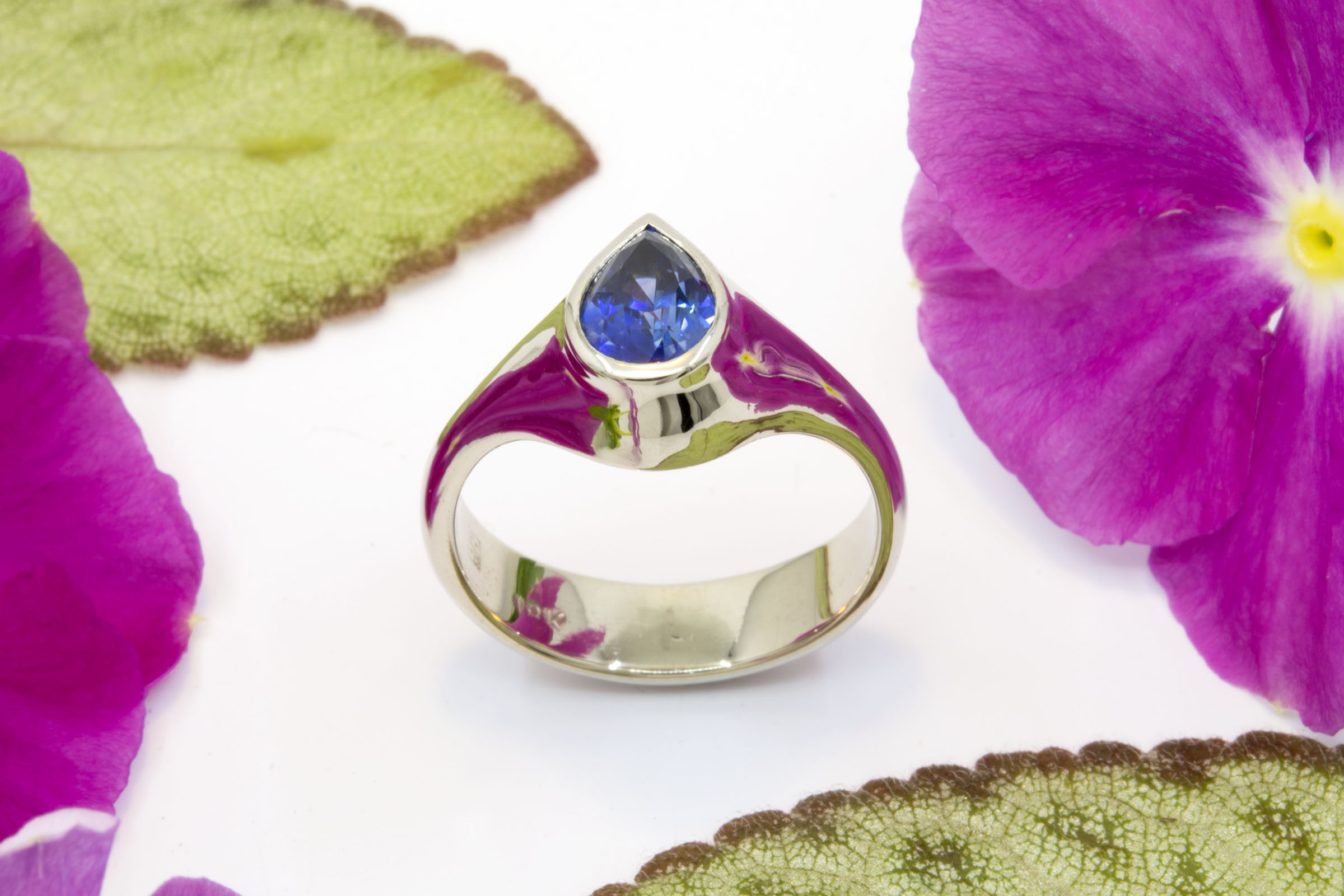 1.54ct Pear-Shape Sapphire Ring in 18K White Gold - Image 5