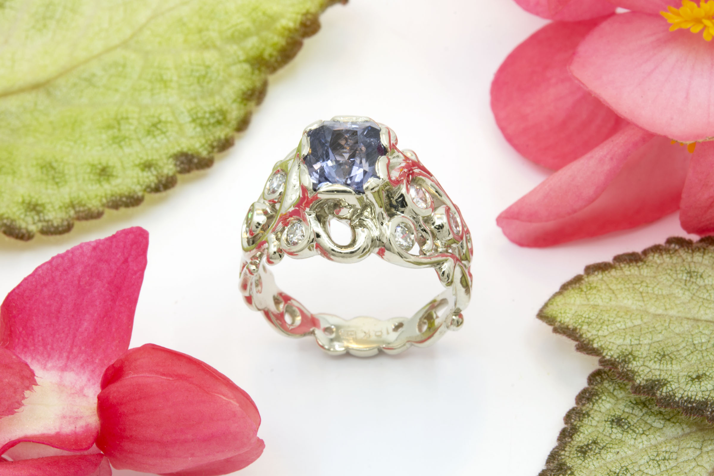 Open Filigree Ring with 2.35ct Sapphire and Diamonds - Image 6