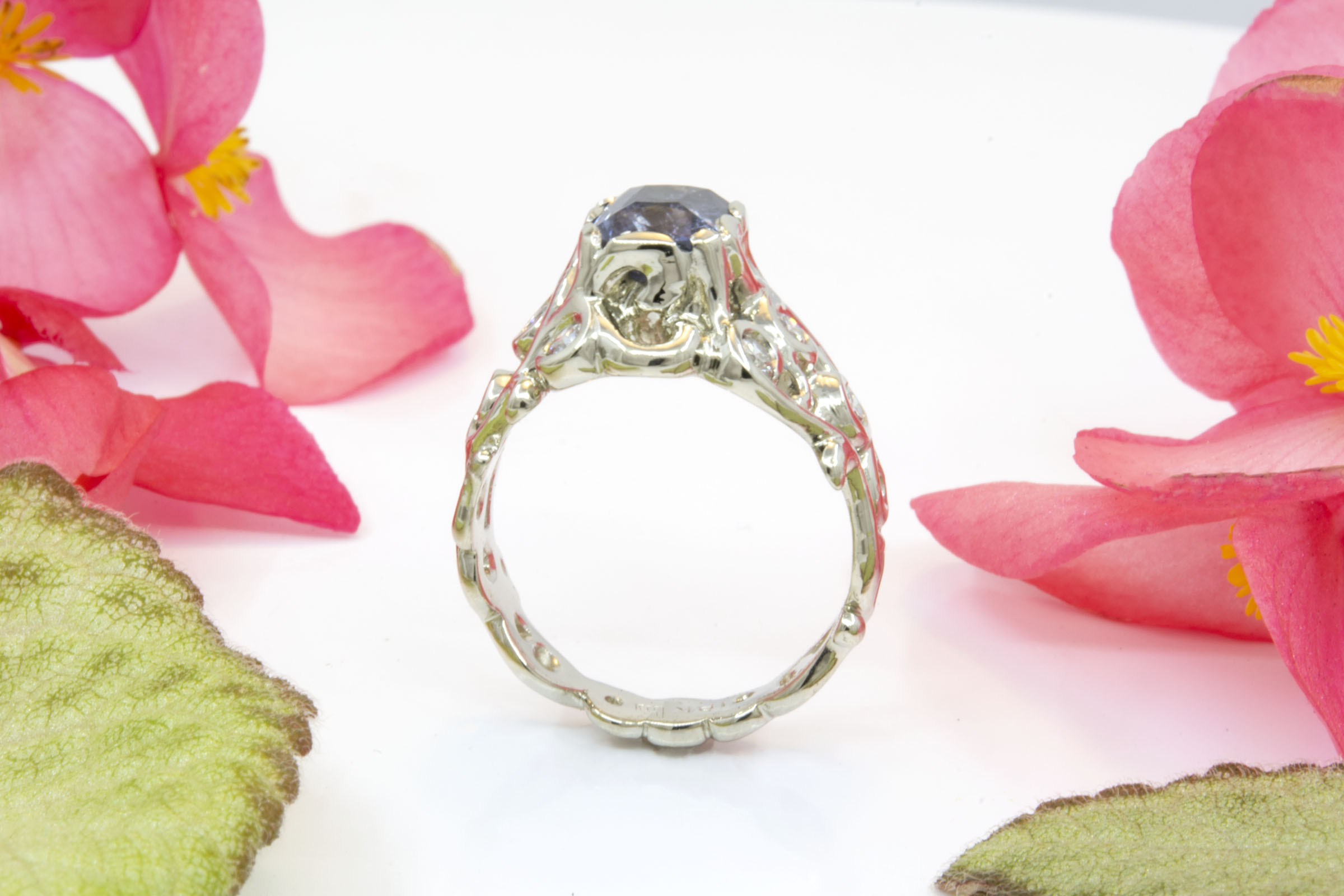 Open Filigree Ring with 2.35ct Sapphire and Diamonds - Image 4