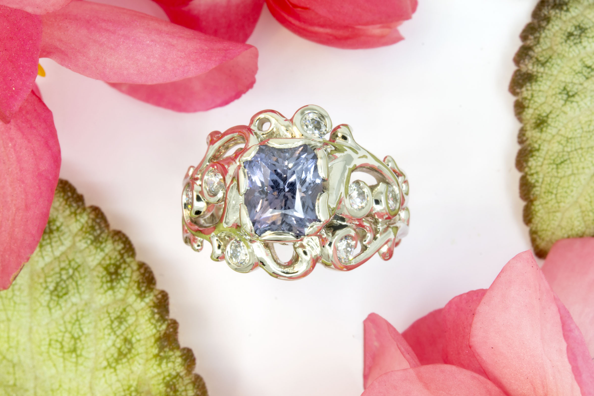 Open Filigree Ring with 2.35ct Sapphire and Diamonds - Image 3