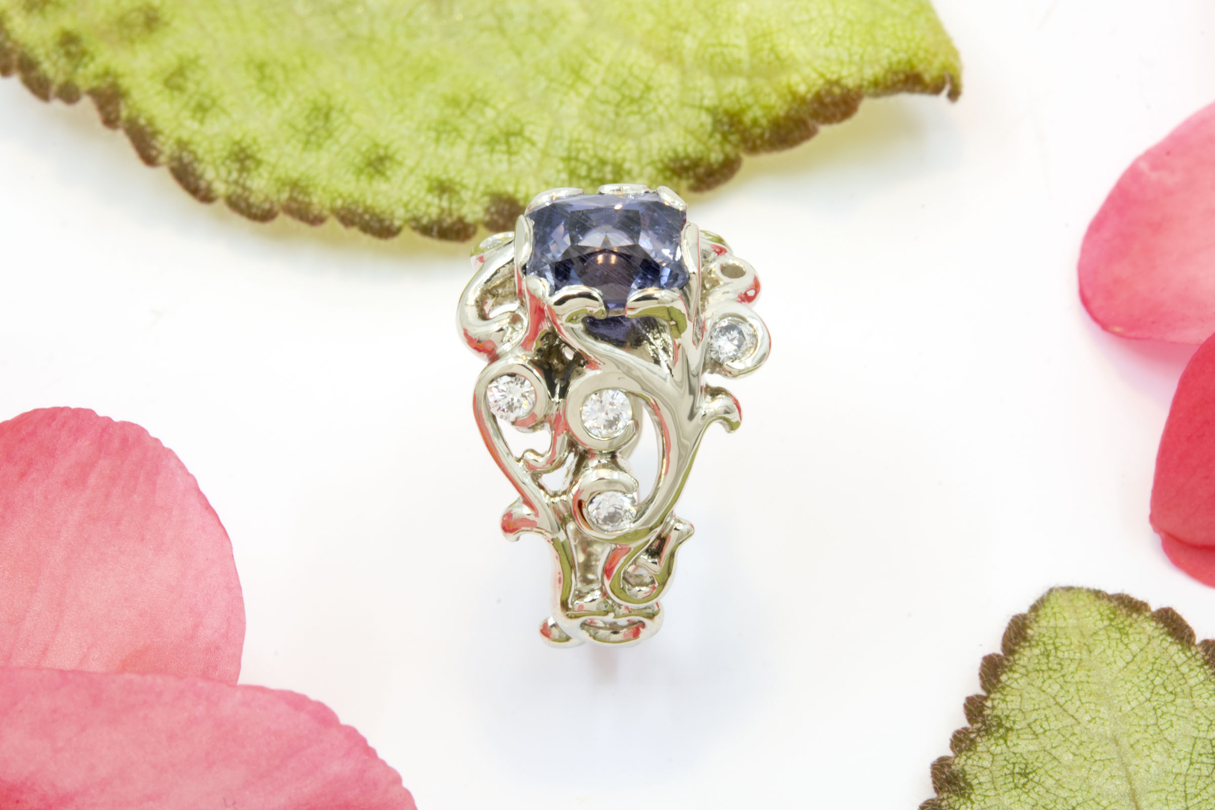 Open Filigree Ring with 2.35ct Sapphire and Diamonds - Image 5