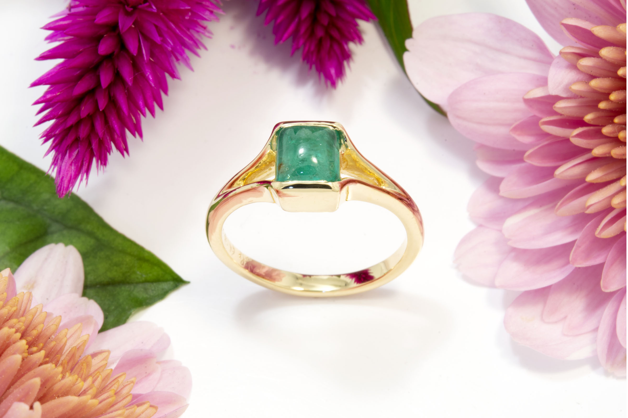 1.22ct Emerald Cabochon Ring in 18K Gold - Image 2