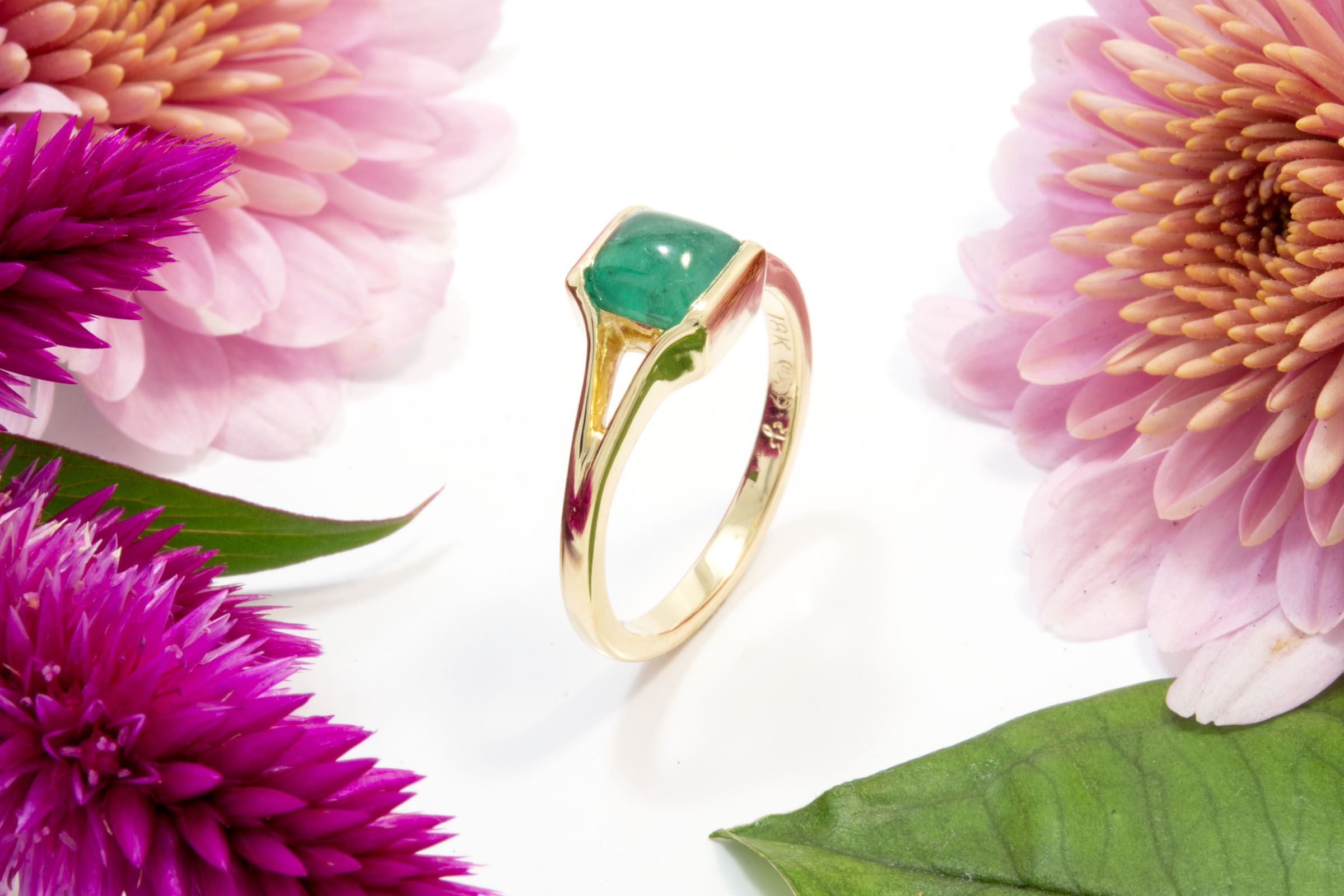 1.22ct Emerald Cabochon Ring in 18K Gold - Image 3