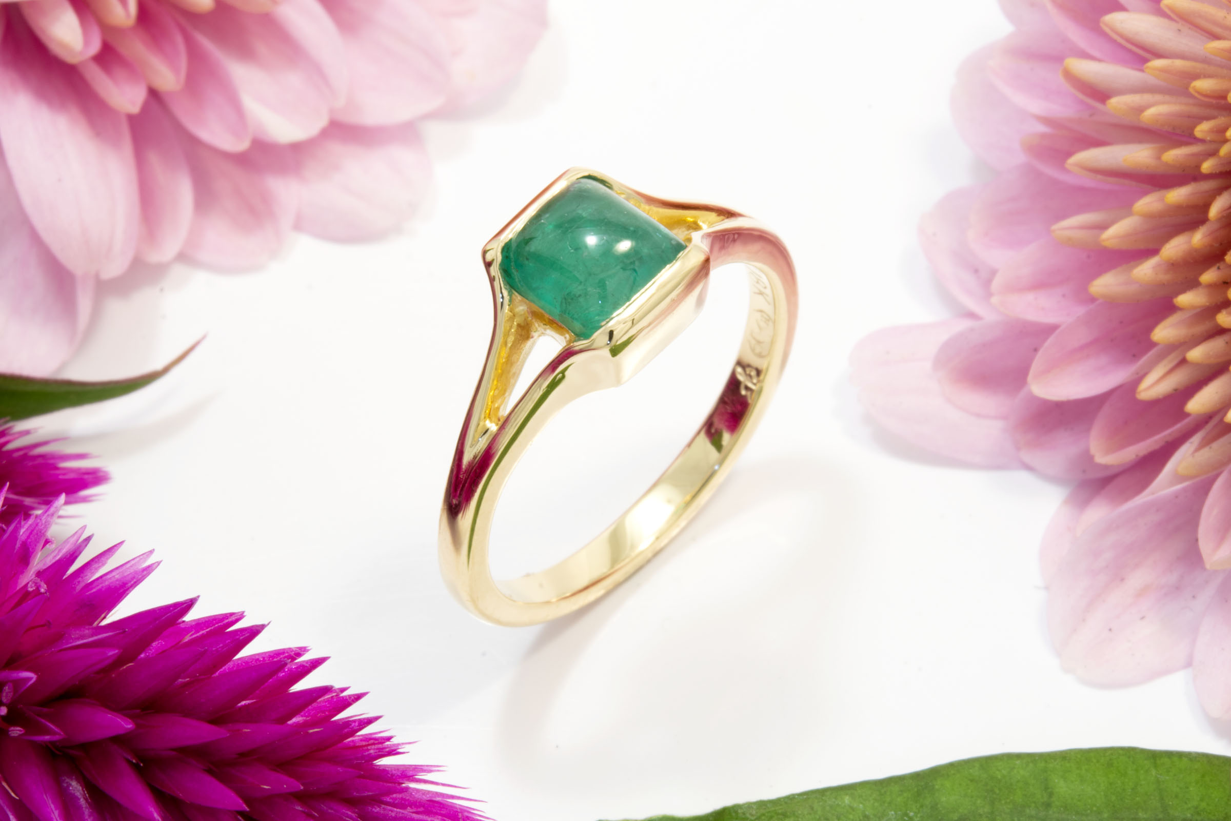 1.22ct Emerald Cabochon Ring in 18K Gold - Image 4