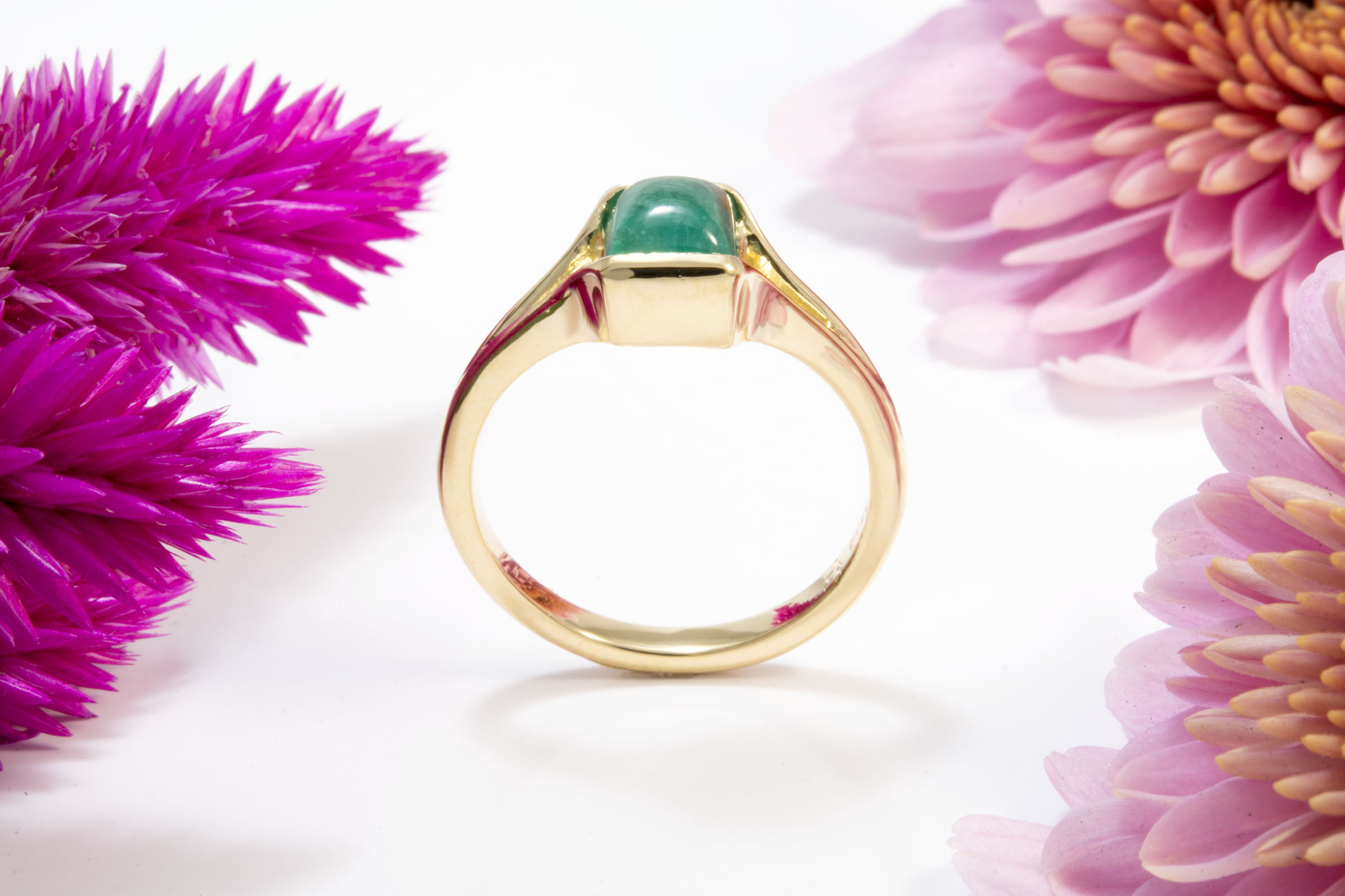 1.22ct Emerald Cabochon Ring in 18K Gold - Image 5