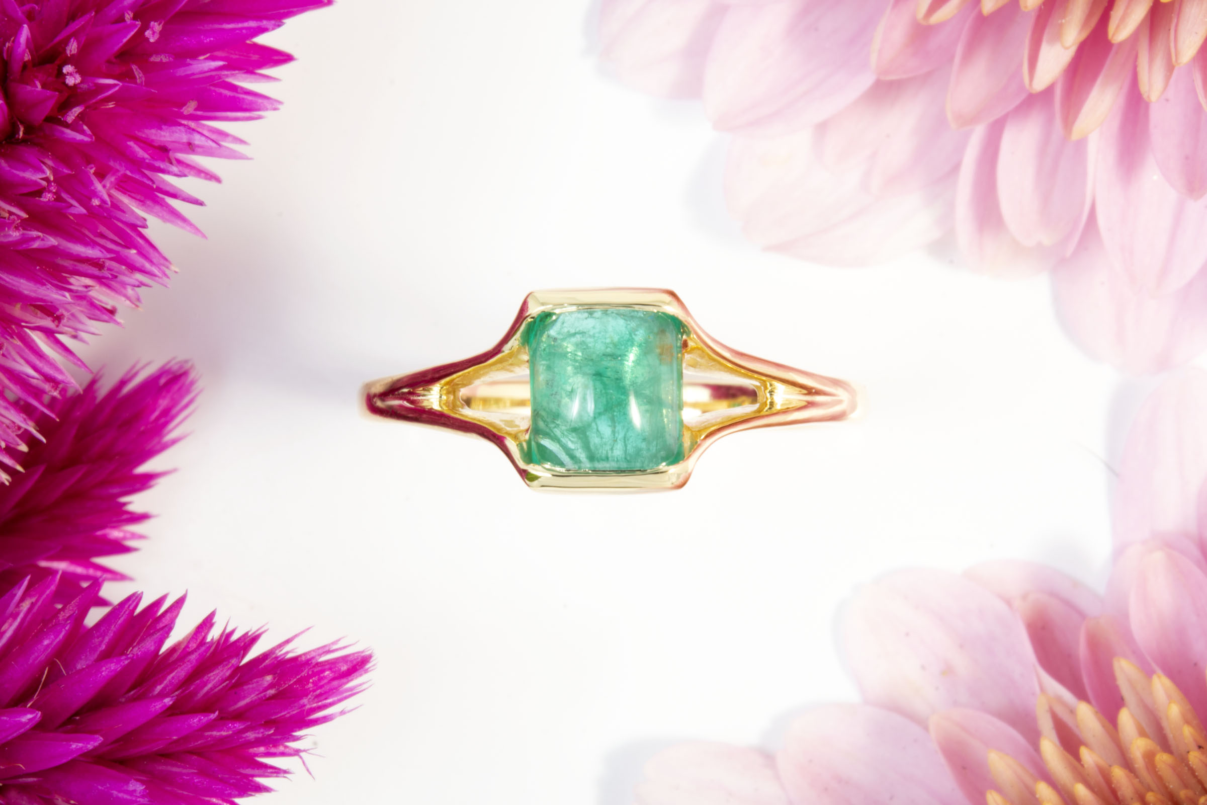 1.22ct Emerald Cabochon Ring in 18K Gold - Image 6