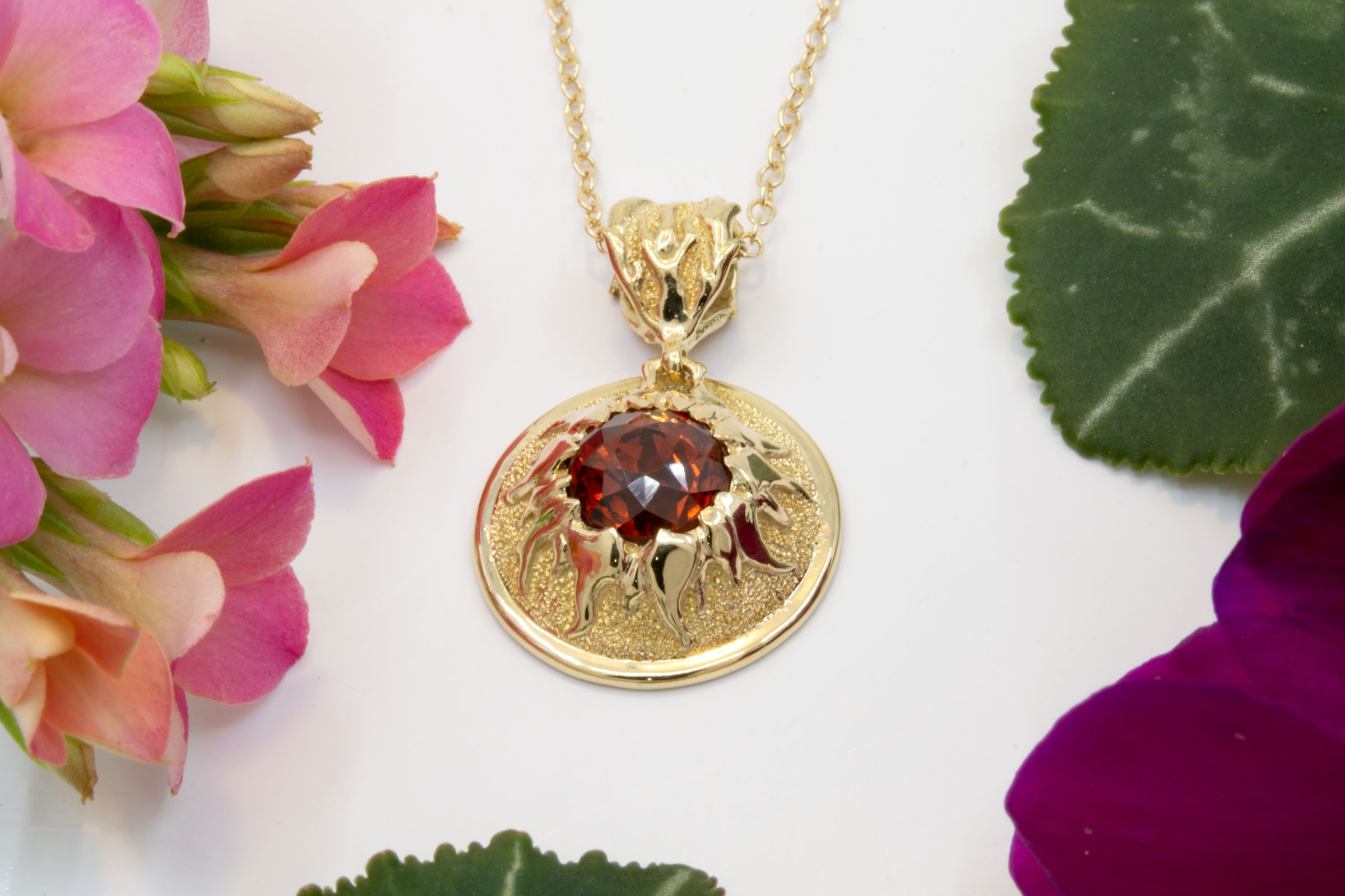2.50ct Spessartite Pendant in 18K Gold - Image 4
