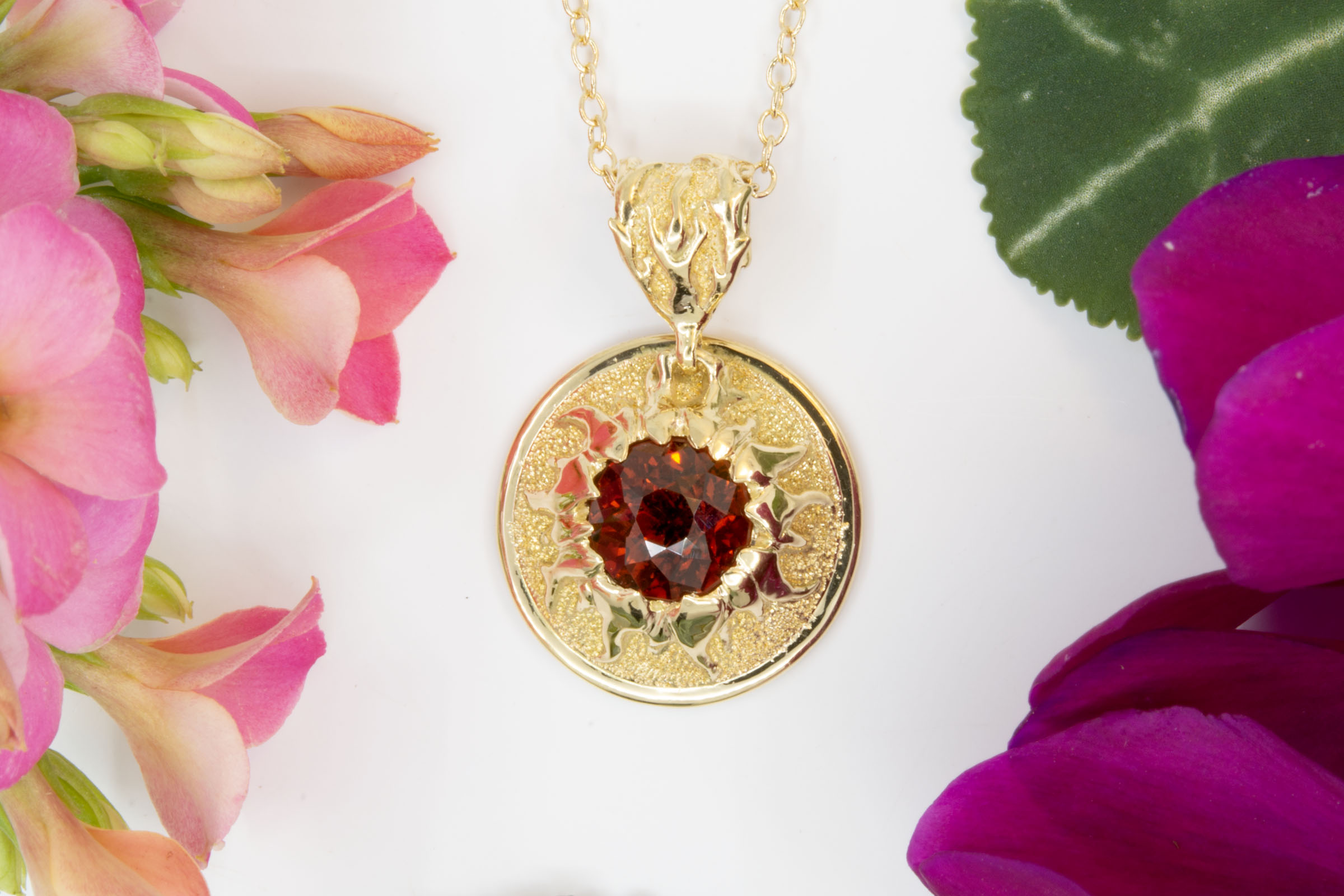 2.50ct Spessartite Pendant in 18K Gold - Image 2
