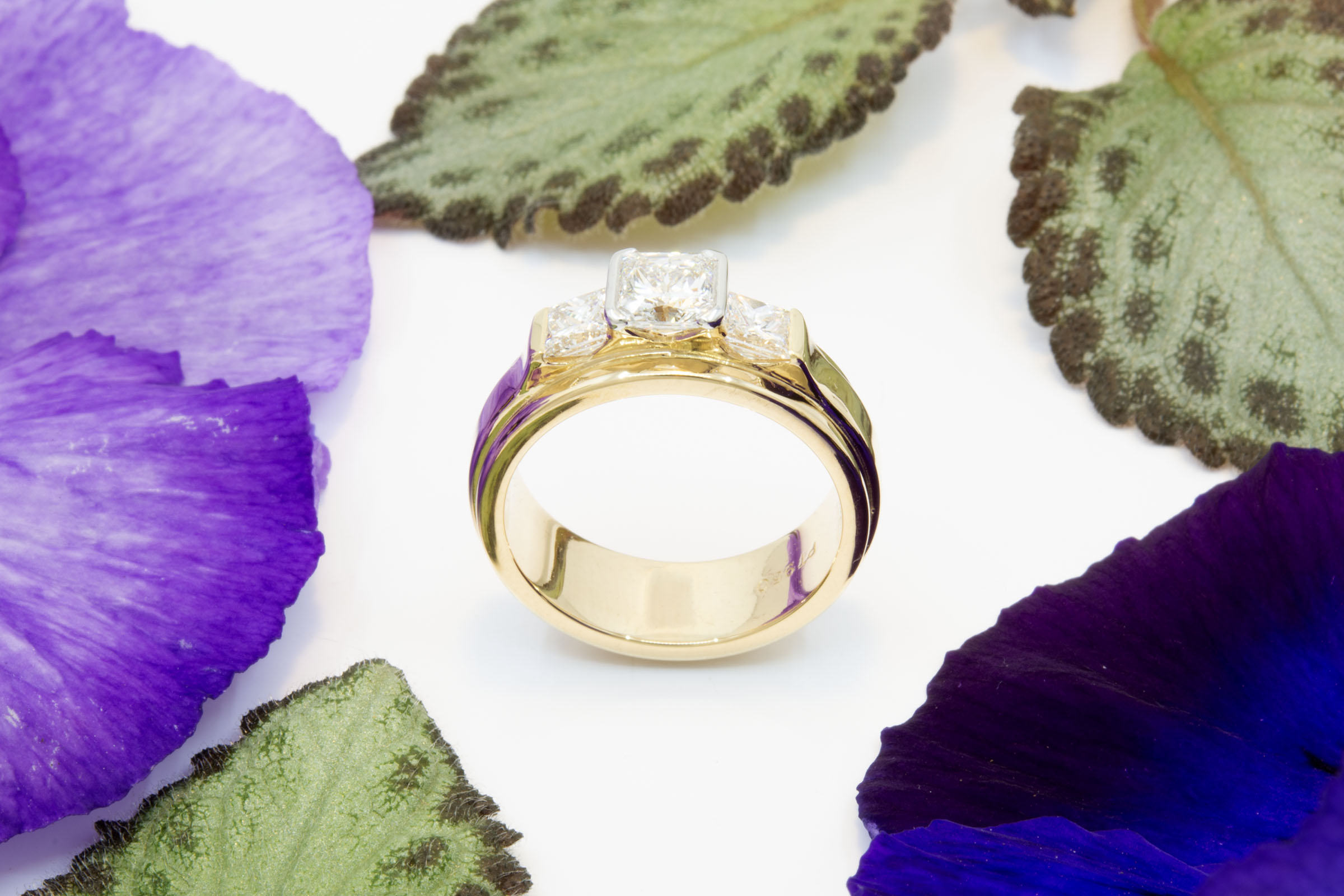 3 Diamond Band in 18K Gold - Image 2