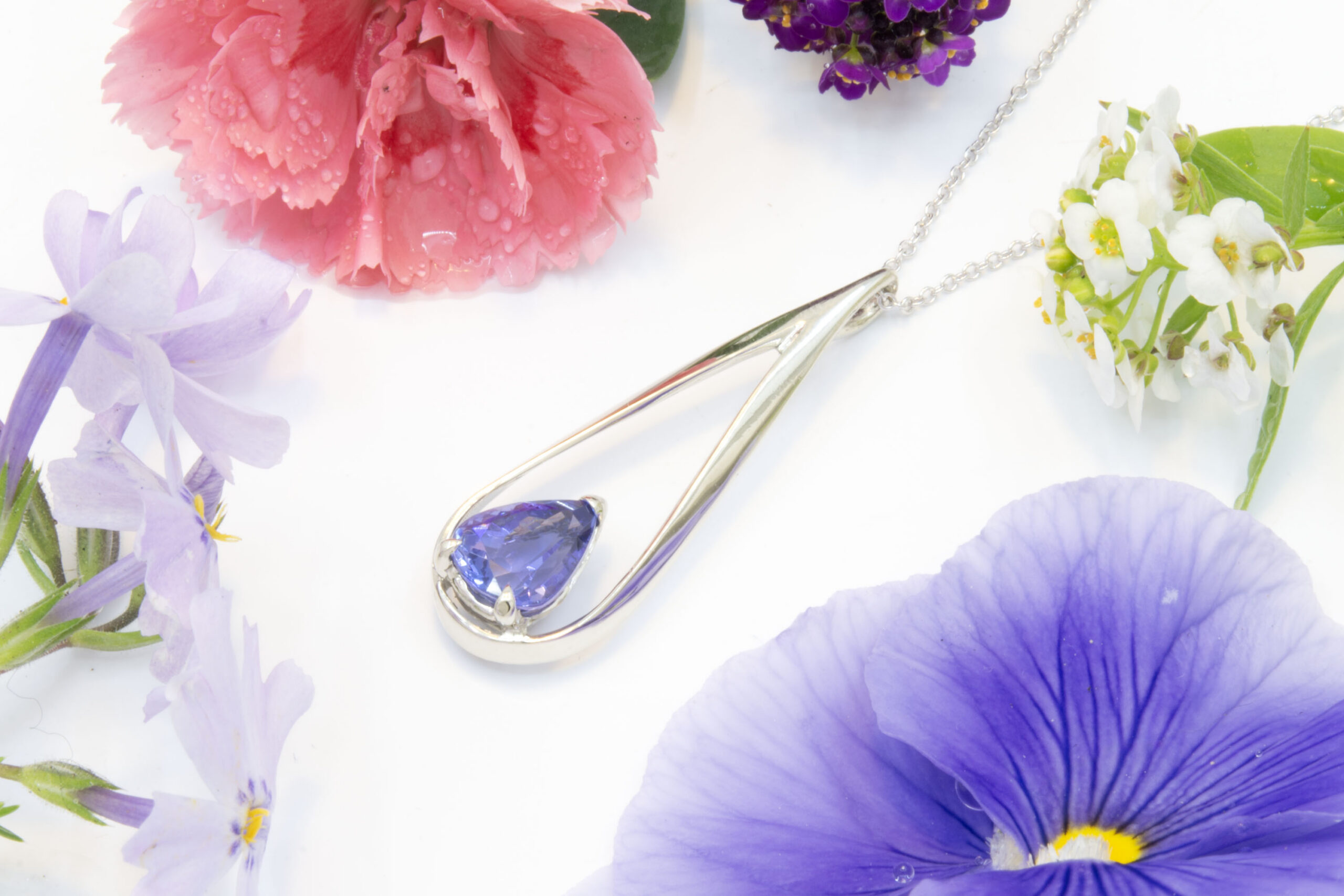 Tanzanite Pendant in White Gold - Image 3