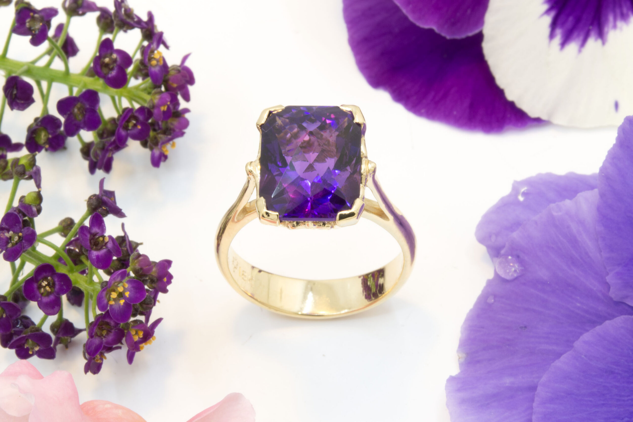 Amethyst Solitaire in 18K Gold - Image 3