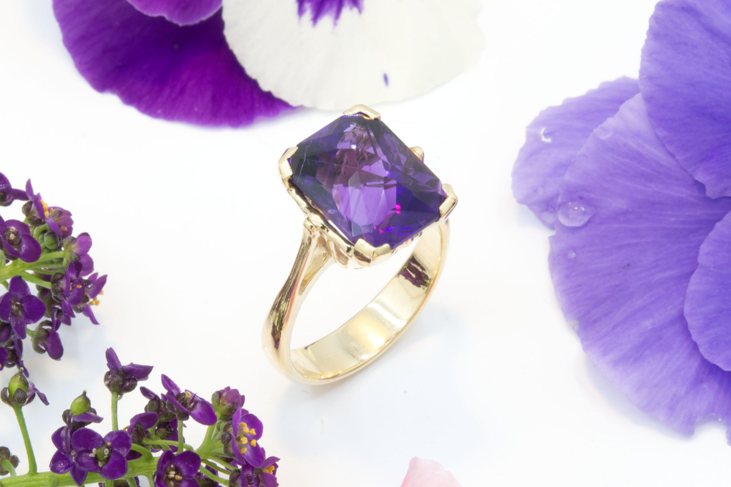 Amethyst Solitaire in 18K Gold - Image 4