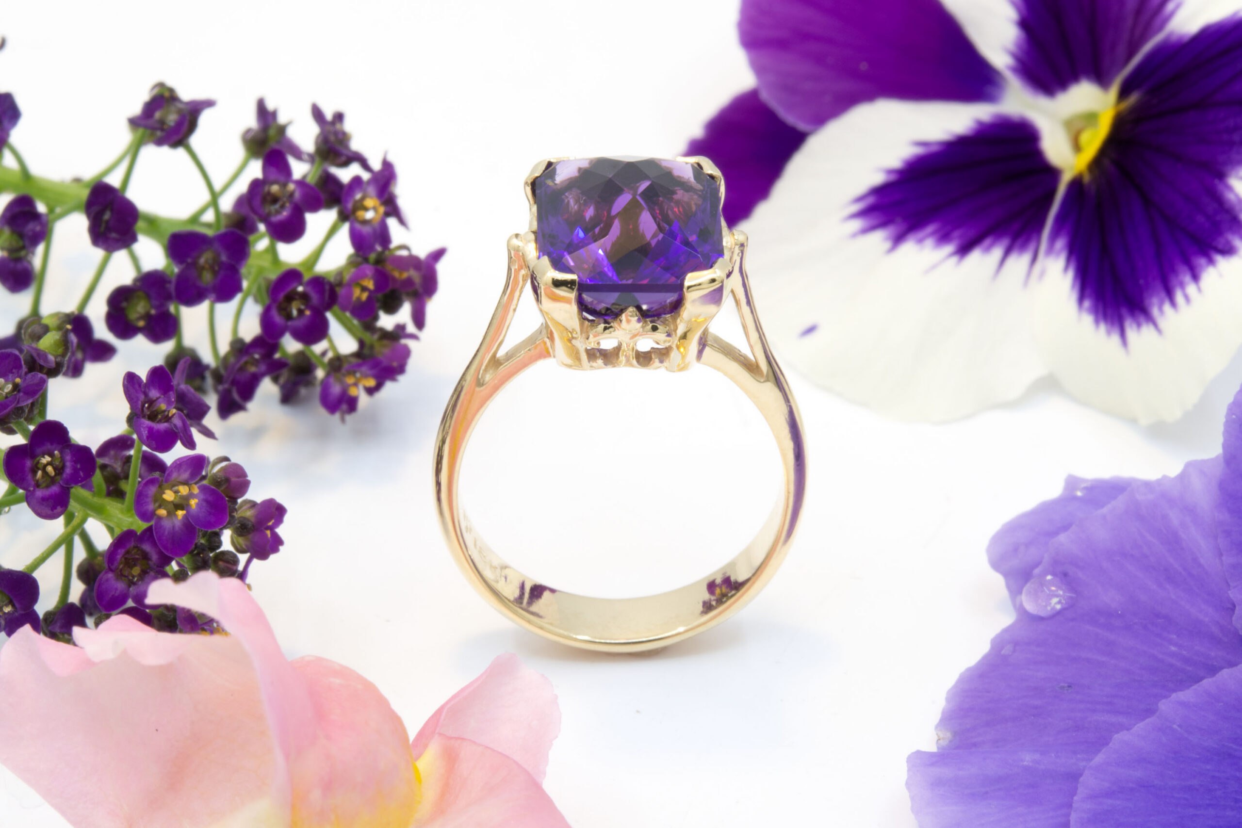 Amethyst Solitaire in 18K Gold - Image 6